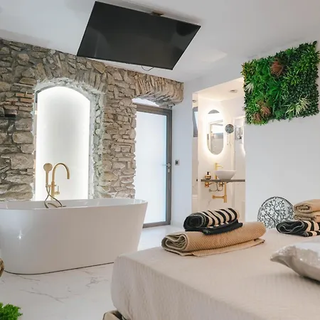 & Luxury בית הארחה *